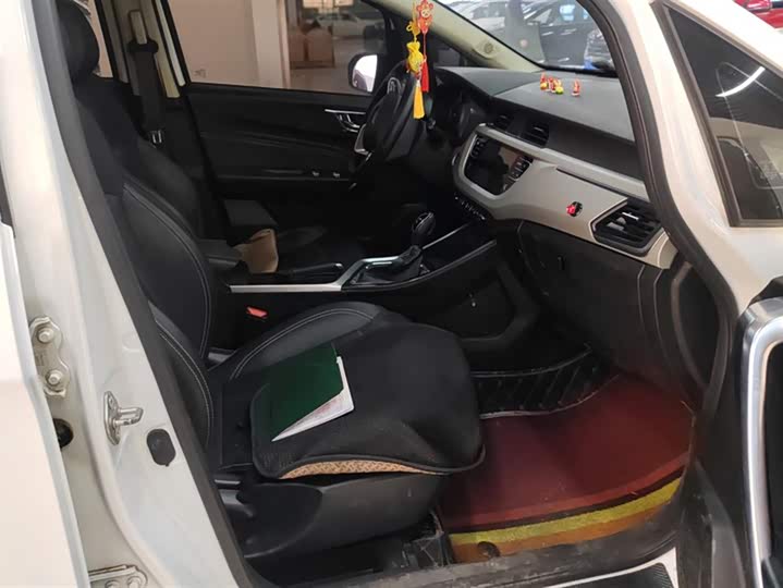 Фото 8 - Geely Vision X3