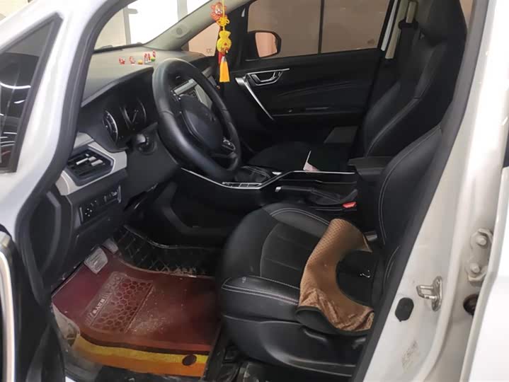 Фото 9 - Geely Vision X3