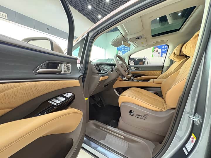 Фото 7 - Denza D9