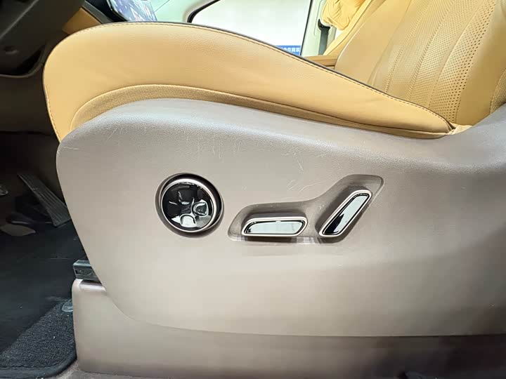 Фото 9 - Denza D9