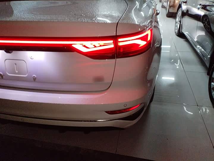 Фото 8 - Geely Emgrand