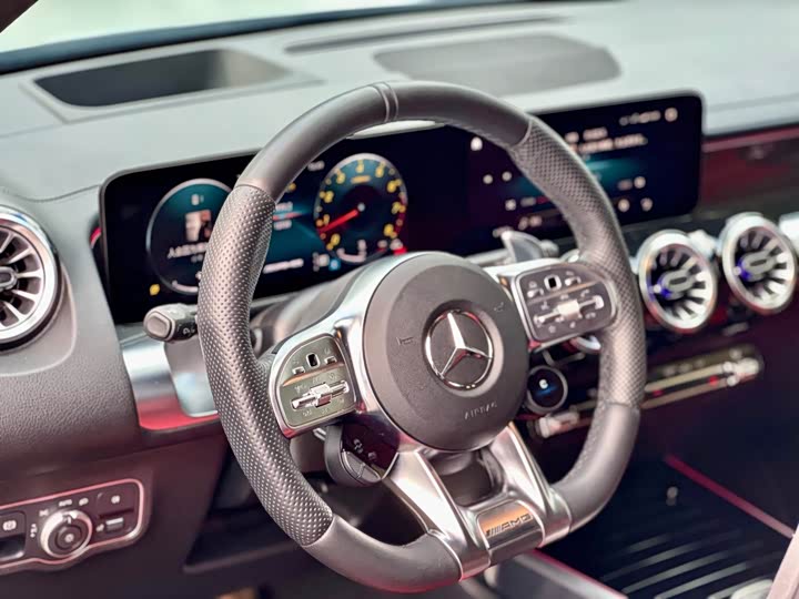 Фото 7 - Mercedes-Benz GLB-Class AMG