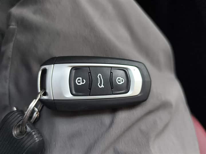 Фото 9 - Geely Vision X3