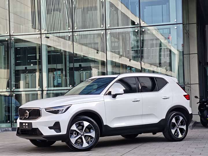 Фото 2 - Volvo XC40