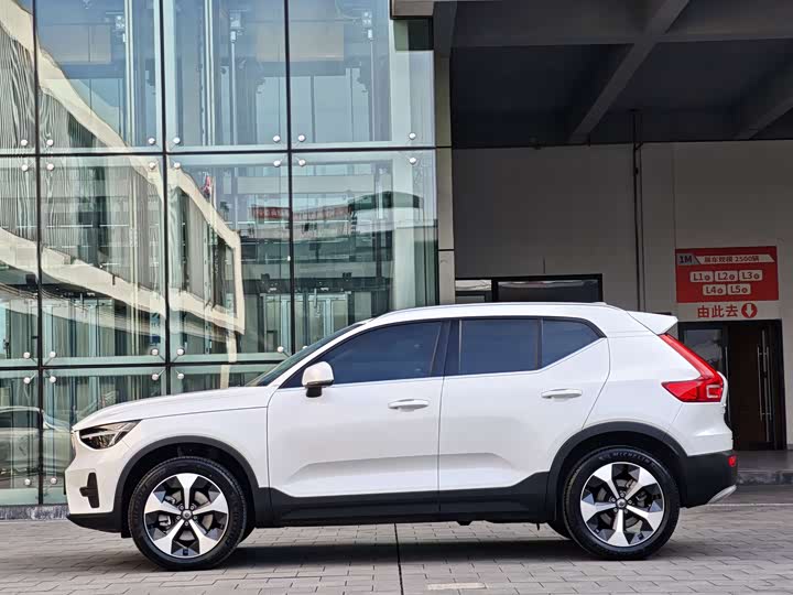 Фото 6 - Volvo XC40