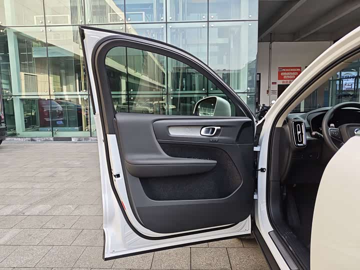 Фото 8 - Volvo XC40