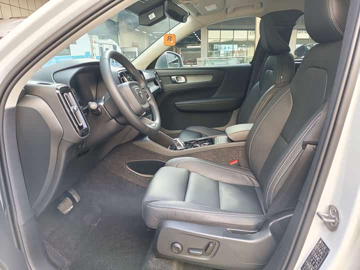 Фото 9 - Volvo XC40