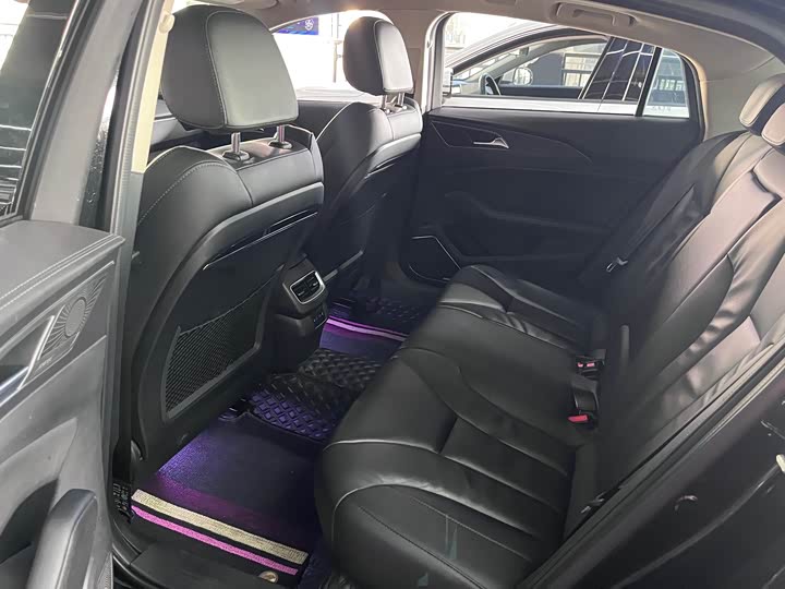 Фото 8 - Hongqi H5