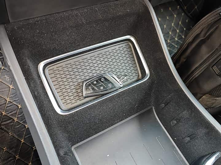 Фото 9 - Maxus G90