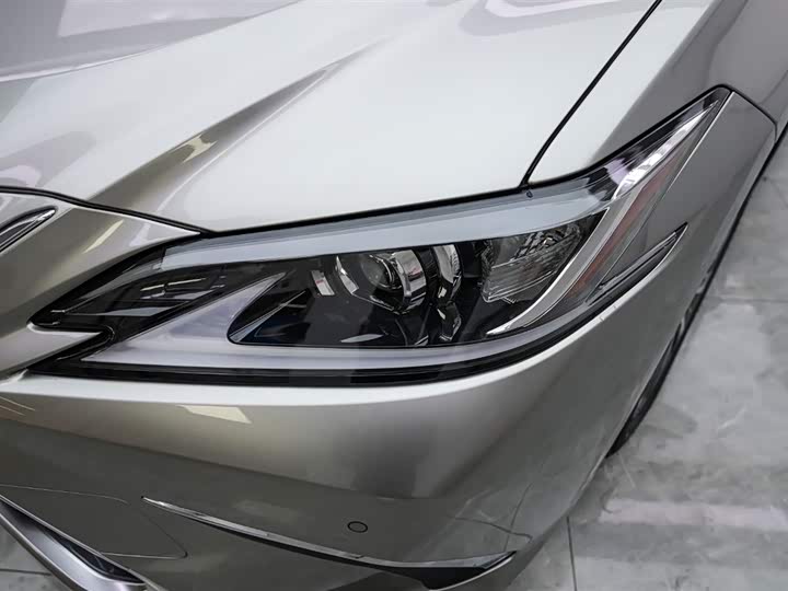 Фото 3 - Lexus ES