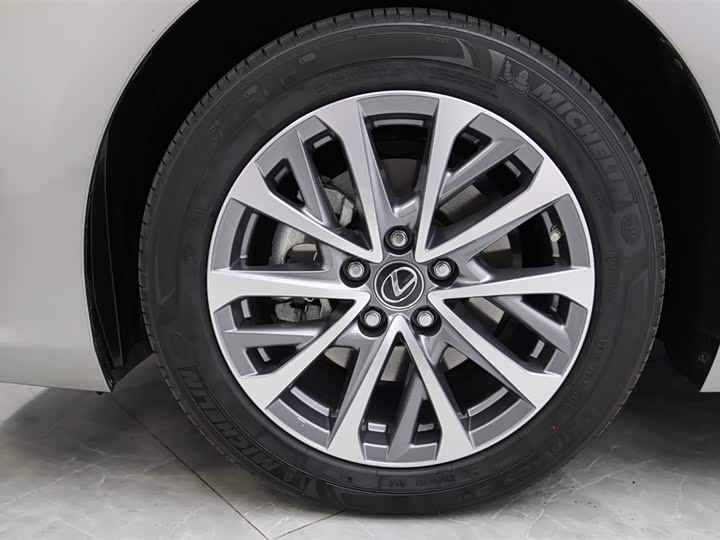 Фото 4 - Lexus ES