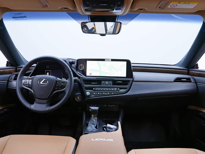 Фото 8 - Lexus ES