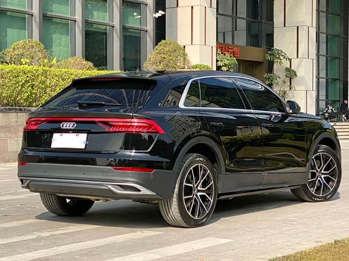 Фото 6 - Audi Q8