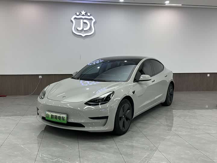 Фото 1 - Tesla Model 3