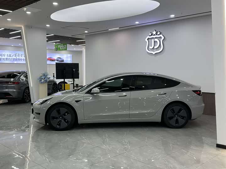 Фото 4 - Tesla Model 3