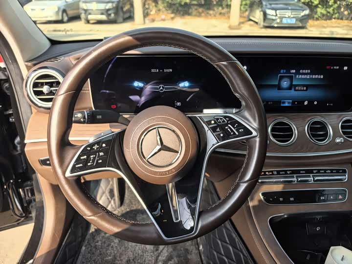 Фото 4 - Mercedes-Benz E-Class