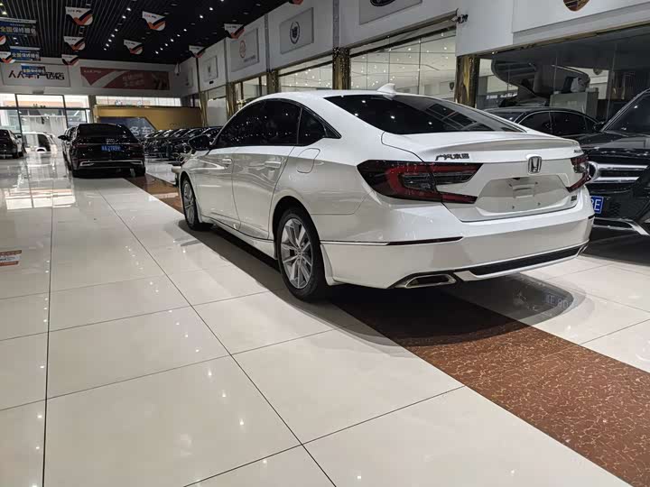 Фото 9 - Honda Accord