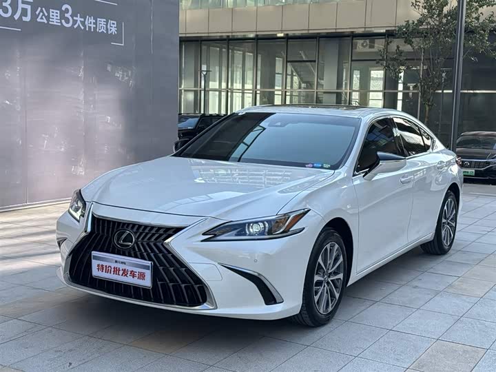 Фото 2 - Lexus ES