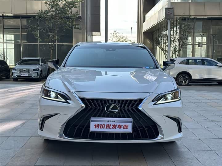 Фото 3 - Lexus ES