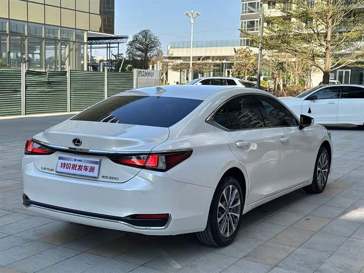 Фото 5 - Lexus ES