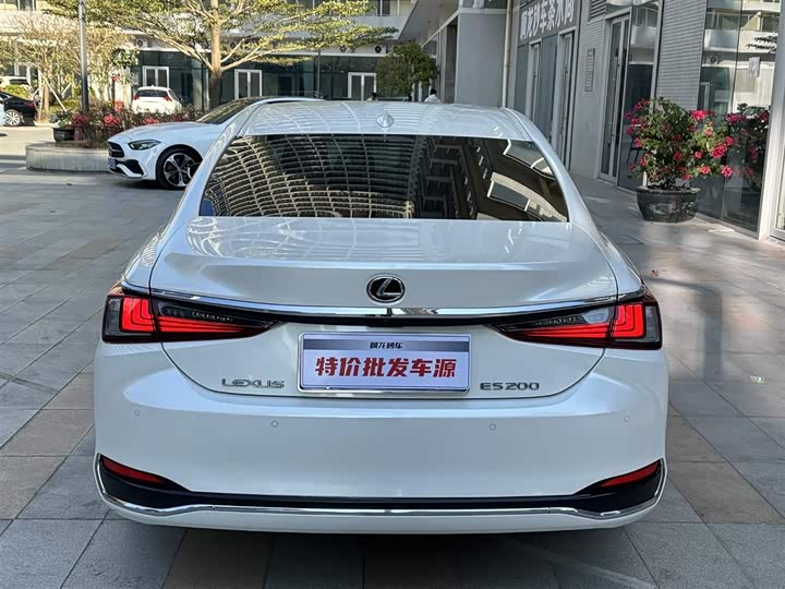 Фото 6 - Lexus ES