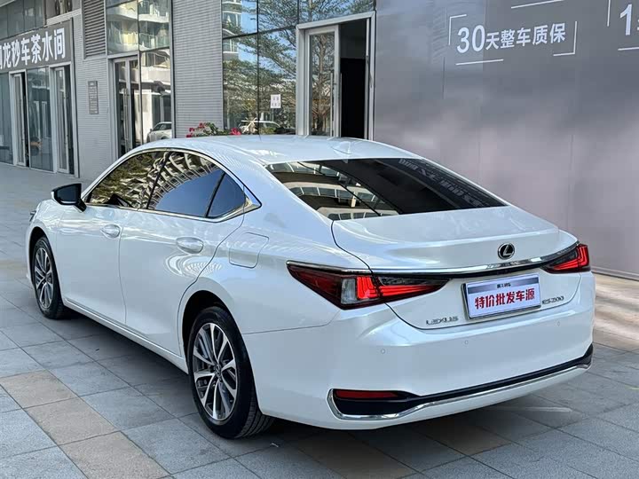 Фото 7 - Lexus ES