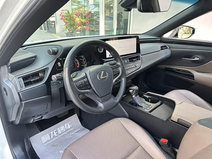 Фото 9 - Lexus ES