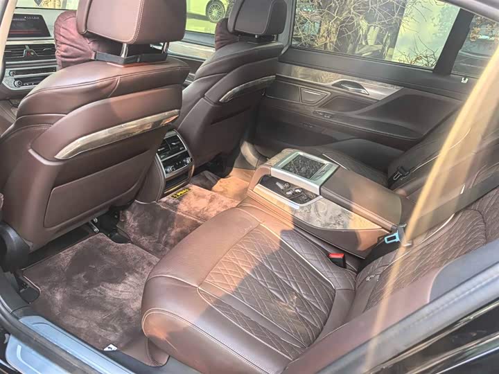 Фото 5 - BMW 7 Series