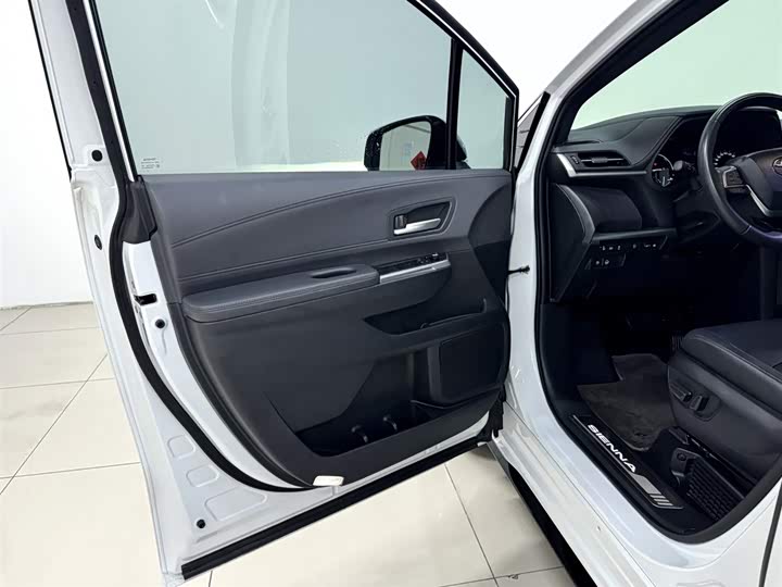 Фото 8 - Toyota Sienna