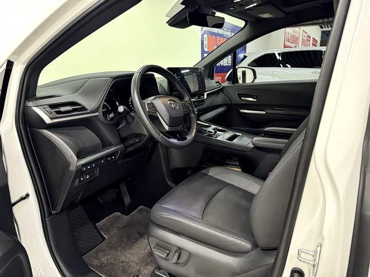 Фото 9 - Toyota Sienna