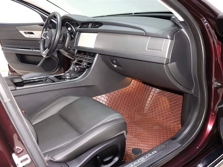 Фото 8 - Jaguar XF L