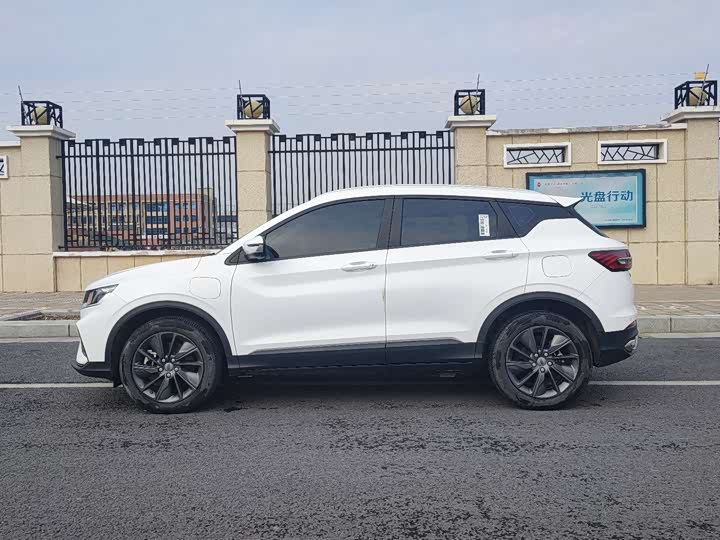 Фото 4 - Geely Coolray Hybrid