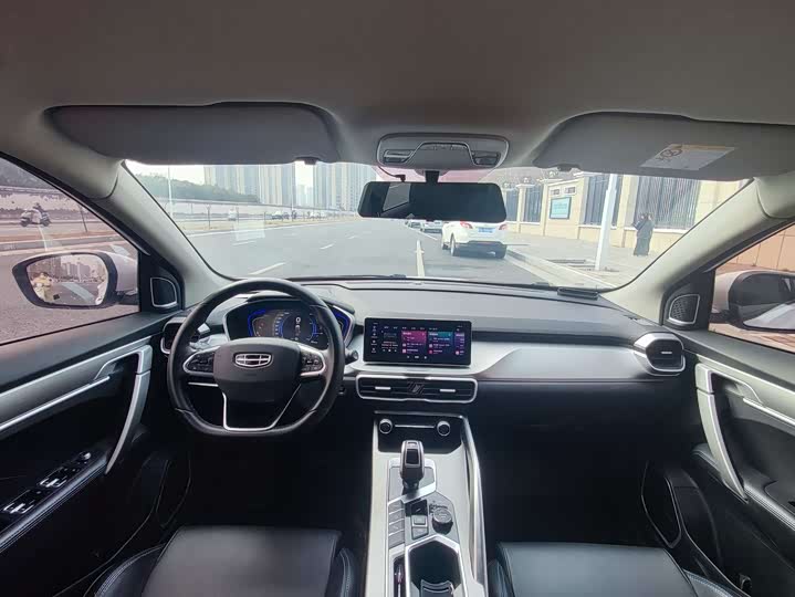 Фото 7 - Geely Coolray Hybrid