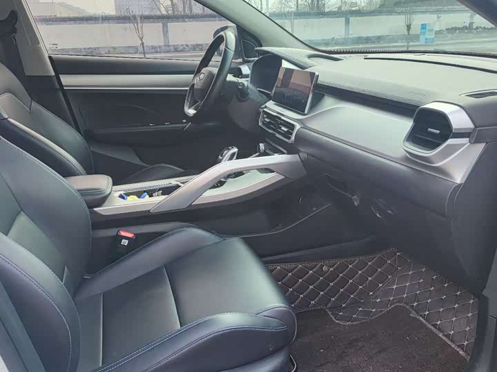 Фото 8 - Geely Coolray Hybrid