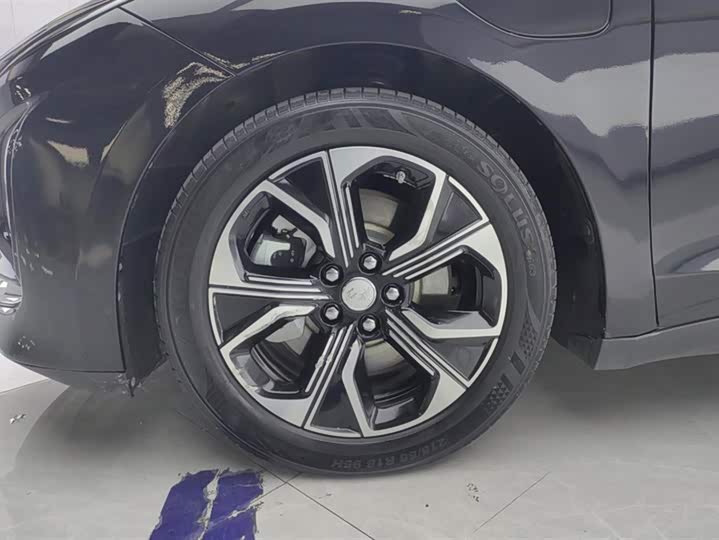 Фото 6 - Hongqi E-QM5