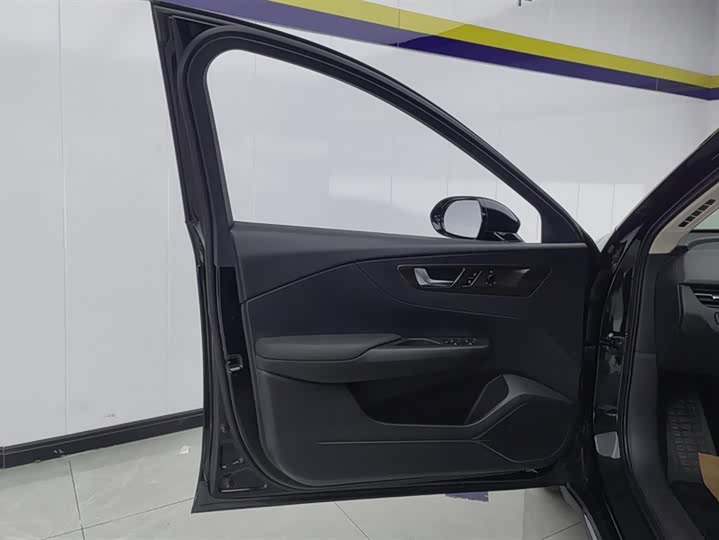 Фото 7 - Hongqi E-QM5