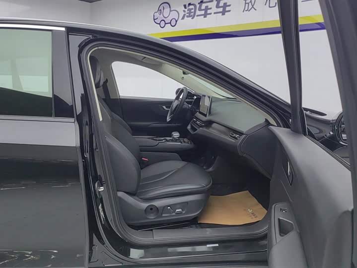 Фото 8 - Hongqi E-QM5