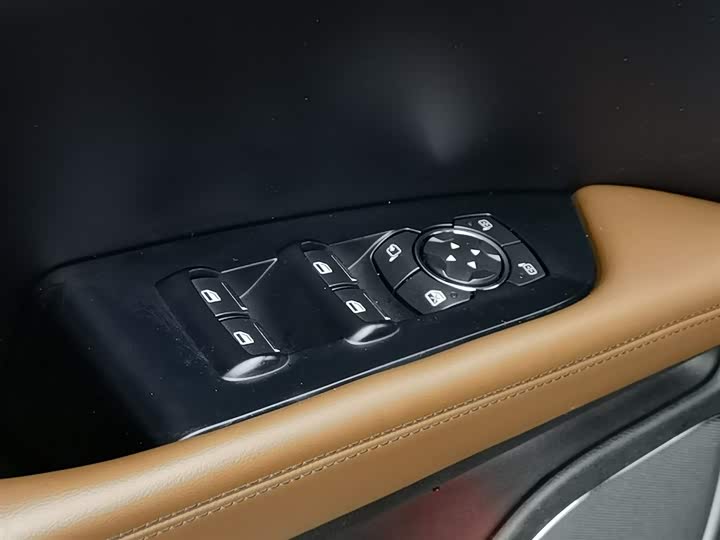 Фото 9 - Lincoln Nautilus