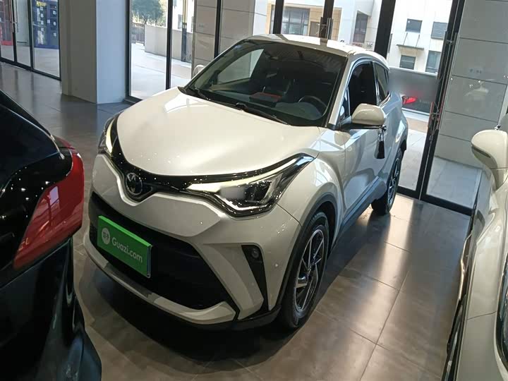Фото 2 - Toyota C-HR