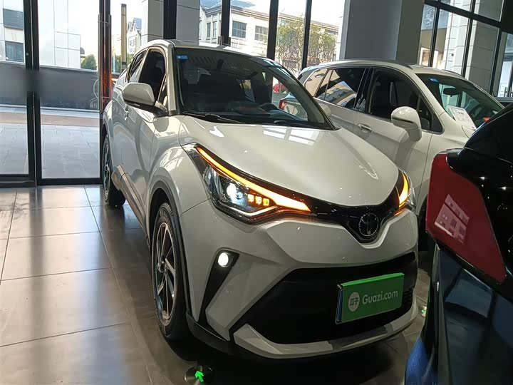 Фото 3 - Toyota C-HR