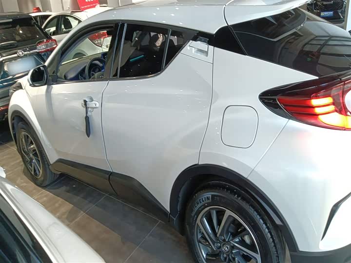 Фото 5 - Toyota C-HR