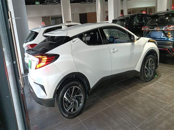 Фото 7 - Toyota C-HR