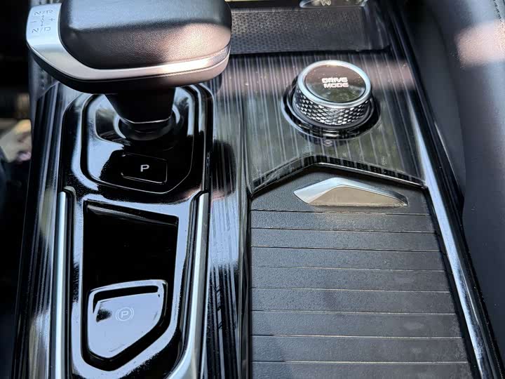 Фото 8 - Geely Monjaro