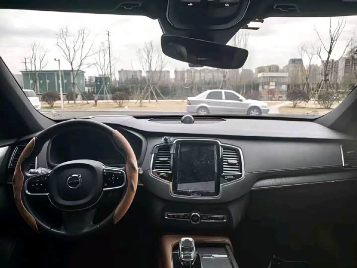 Фото 9 - Volvo XC90