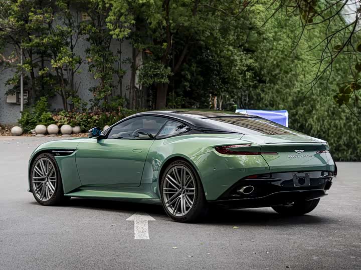 Фото 2 - Aston Martin DB12