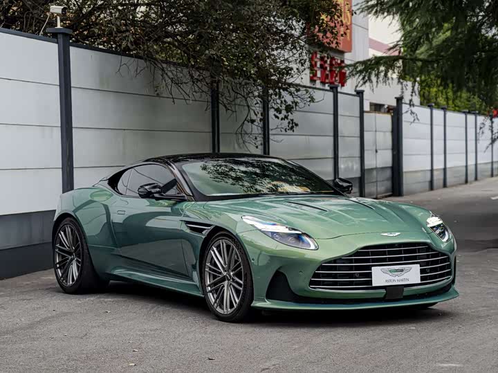 Фото 3 - Aston Martin DB12