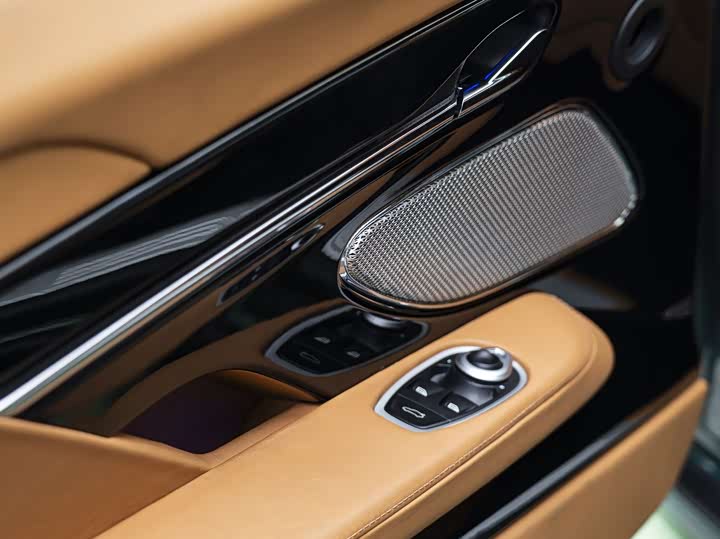 Фото 7 - Aston Martin DB12