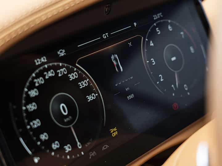 Фото 8 - Aston Martin DB12