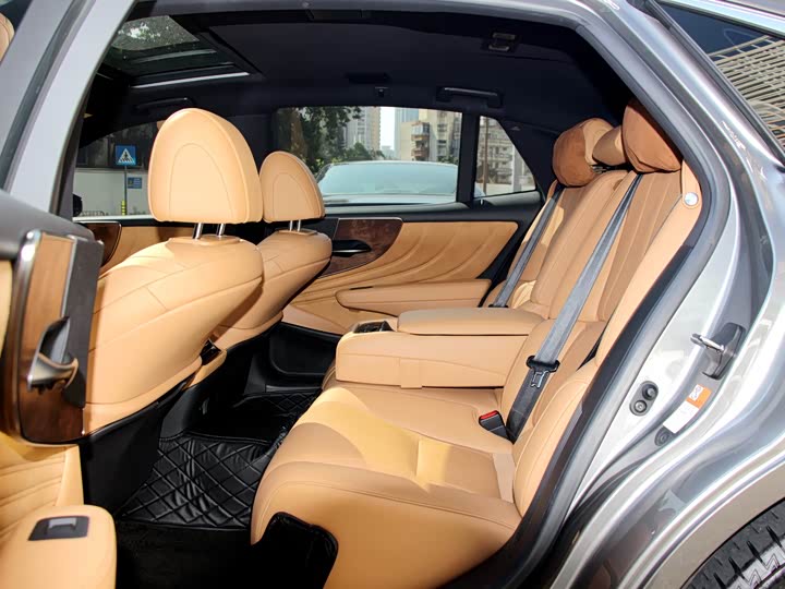 Фото 6 - Lexus LS