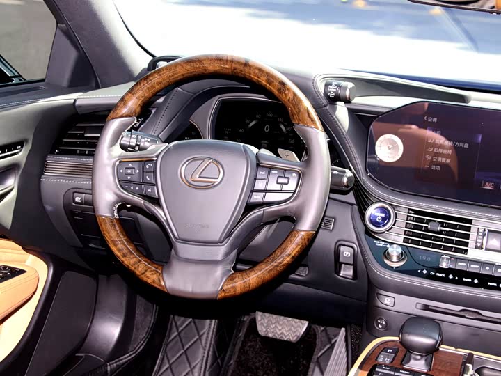 Фото 8 - Lexus LS